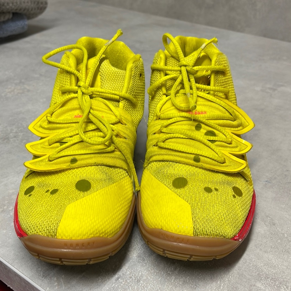 Boys worn but great condition sponge bob Kyries.